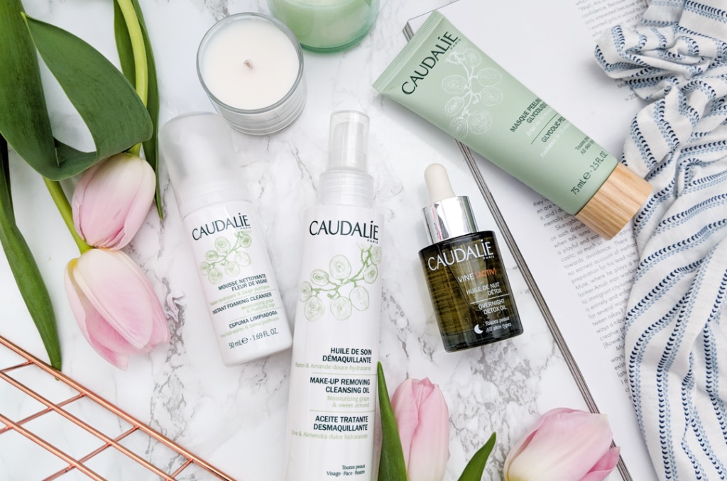 Con gái ai cũng yêu thích mỹ phẩm và mong muốn xuất hiện với một diện mạo xinh đẹp Con gái ai cũng yêu thích mỹ phẩm và mong muốn xuất hiện với một diện mạo xinh đẹp